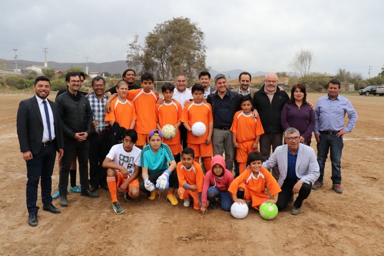 GOBIERNO ENTREGA DOS CANCHAS A CLUBES DEPORTIVOS