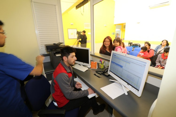 VECINOS DE LA SERENA RECIBEN COMPLETO CENTRO COMUNITARIO DE SALUD FAMILIAR