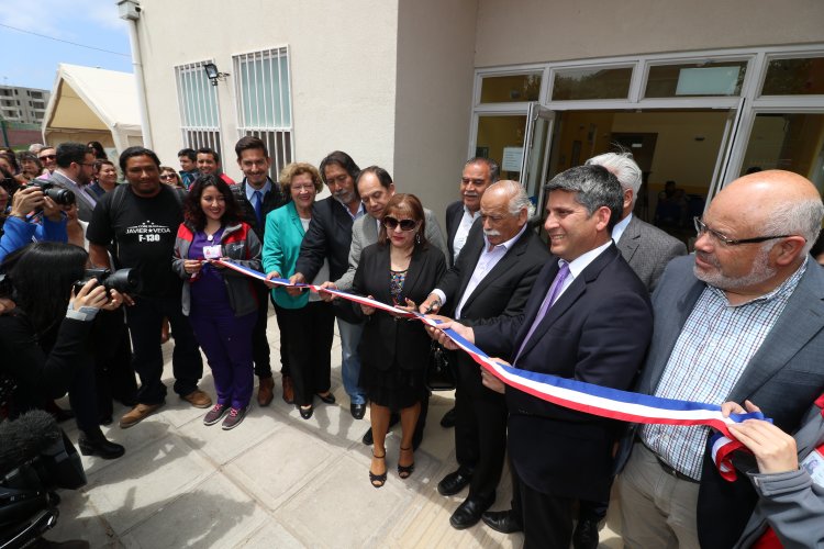 VECINOS DE LA SERENA RECIBEN COMPLETO CENTRO COMUNITARIO DE SALUD FAMILIAR