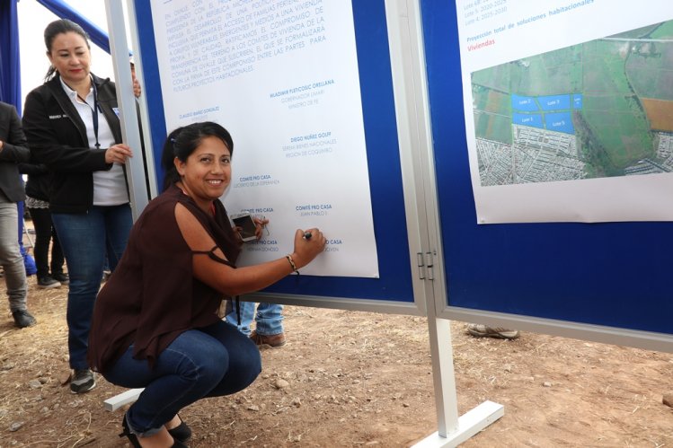 FIRMAN TRANSFERENCIA DE TERRENOS PARA PROYECTOS HABITACIONALES EN OVALLE QUE BENEFICIAN A 400 NUEVAS FAMILIAS