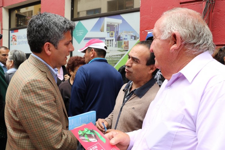 AUTORIDADES Y POLICÍAS INICIAN CAMPAÑA PARA PREVENIR DELITOS DURANTE LAS COMPRAS NAVIDEÑAS