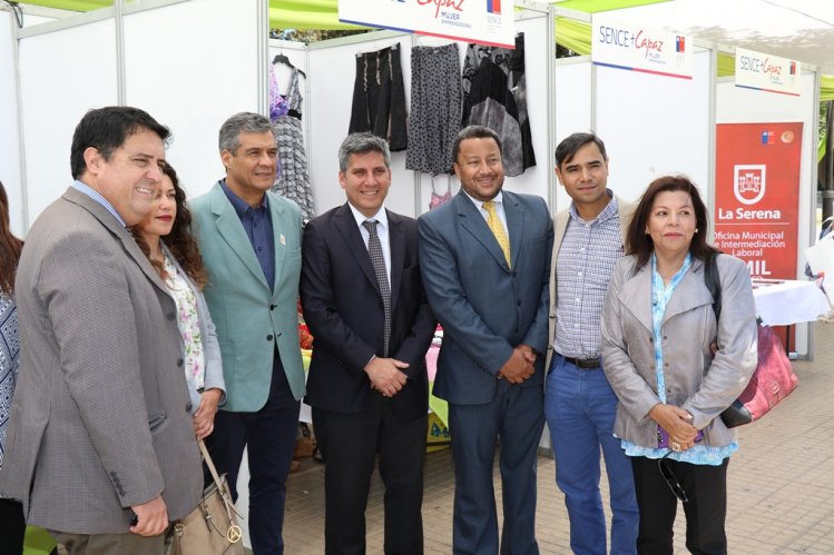 EMPRENDEDORAS EXHIBEN SUS PRODUCTOS A LA COMUNIDAD TRAS CAPACITARSE CON SENCE EMPRENDEDORAS EXHIBEN SUS PRODUCTOS A LA COMUNIDAD TRAS CAPACITARSE CON SENCE