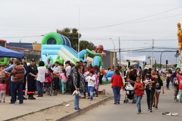 NIÑOS Y NIÑAS DE LA SERENA DISFRUTARON DE FIESTA DE NAVIDAD