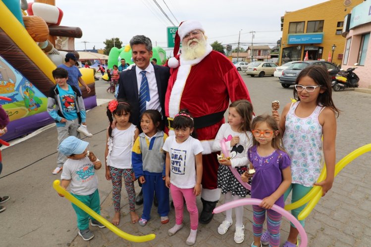 NIÑOS Y NIÑAS DE LA SERENA DISFRUTARON DE FIESTA DE NAVIDAD