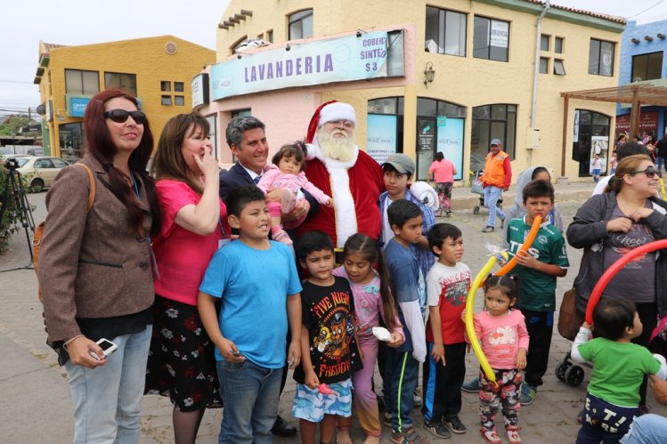 NIÑOS Y NIÑAS DE LA SERENA DISFRUTARON DE FIESTA DE NAVIDAD