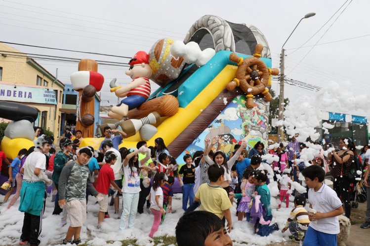 NIÑOS Y NIÑAS DE LA SERENA DISFRUTARON DE FIESTA DE NAVIDAD