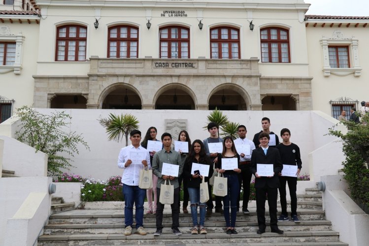 MEJORES PUNTAJES EN LA PSU DE LA REGIÓN RECIBIERON RECONOCIMIENTO DE AUTORIDADES