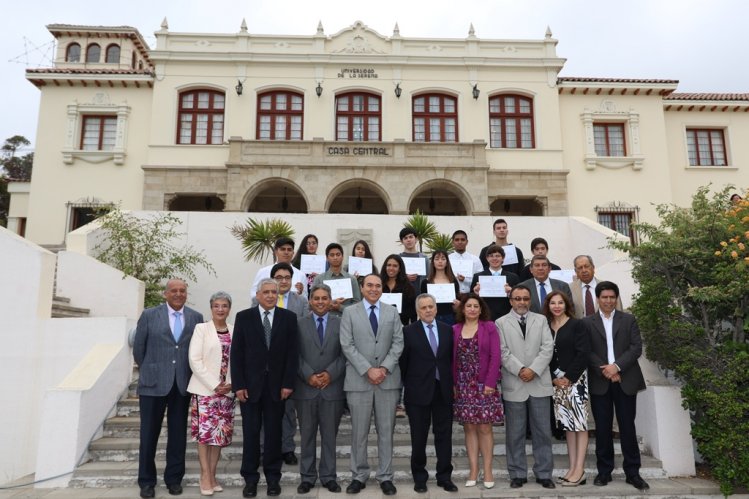 MEJORES PUNTAJES EN LA PSU DE LA REGIÓN RECIBIERON RECONOCIMIENTO DE AUTORIDADES MEJORES PUNTAJES EN LA PSU DE LA REGIÓN RECIBIERON RECONOCIMIENTO DE AUTORIDADES