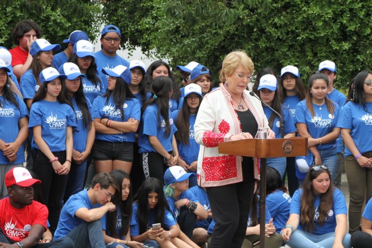 ESTUDIANTES DE LOS CAMPAMENTOS DE VERANO RECIBEN VISITA DE LA PRESIDENTA BACHELET