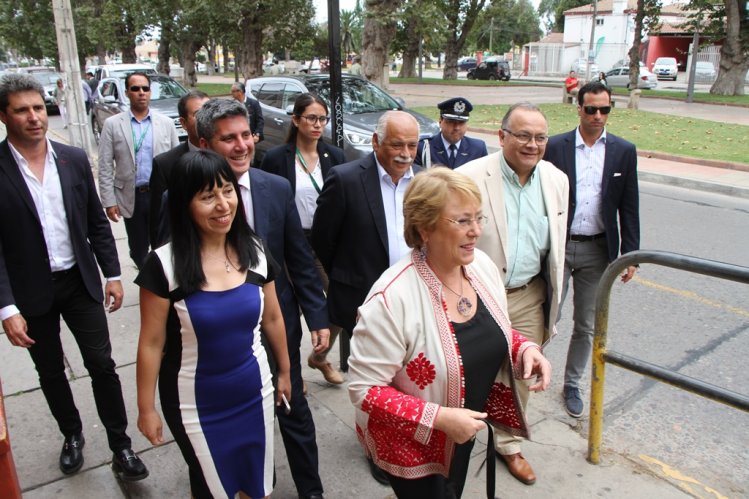 ESTUDIANTES DE LOS CAMPAMENTOS DE VERANO RECIBEN VISITA DE LA PRESIDENTA BACHELET