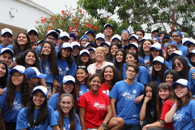 ESTUDIANTES DE LOS CAMPAMENTOS DE VERANO RECIBEN VISITA DE LA PRESIDENTA BACHELET