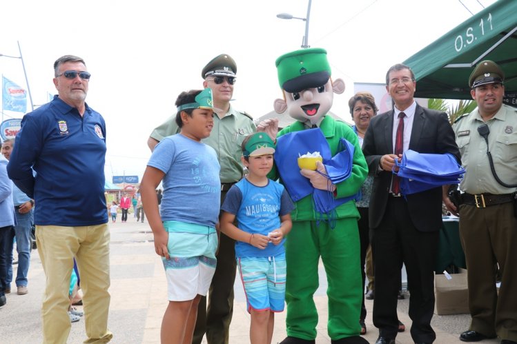 CON FERIA PREVENTIVA CARABINEROS E INTENDENCIA LLAMARON A LA PREVENCIÓN Y AL AUTOCUIDADO