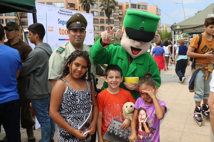 CON FERIA PREVENTIVA CARABINEROS E INTENDENCIA LLAMARON A LA PREVENCIÓN Y AL AUTOCUIDADO