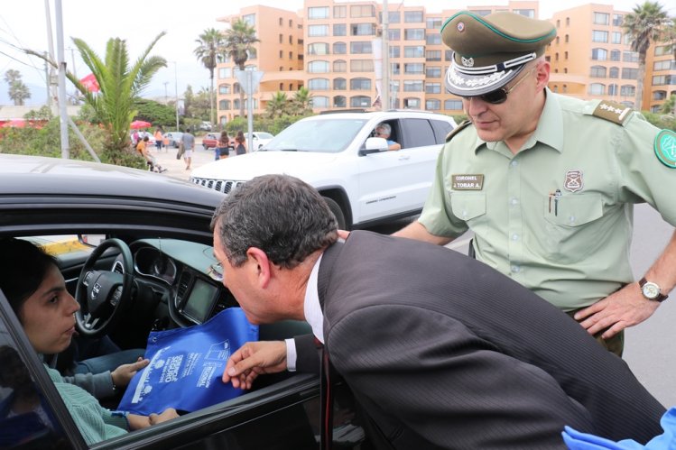 CON FERIA PREVENTIVA CARABINEROS E INTENDENCIA LLAMARON A LA PREVENCIÓN Y AL AUTOCUIDADO