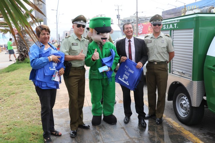 CON FERIA PREVENTIVA CARABINEROS E INTENDENCIA LLAMARON A LA PREVENCIÓN Y AL AUTOCUIDADO