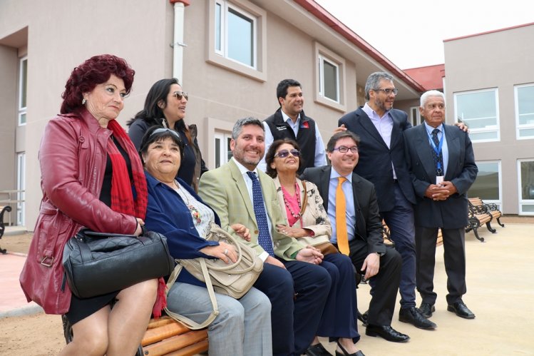 AUTORIDADES FIRMAN ACTA DE TRASPASO DEL ESTABLECIMIENTO DE LARGA ESTADÍA DE LA SERENA AUTORIDADES FIRMAN ACTA DE TRASPASO DEL ESTABLECIMIENTO DE LARGA ESTADÍA DE LA SERENA