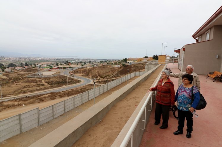 AUTORIDADES FIRMAN ACTA DE TRASPASO DEL ESTABLECIMIENTO DE LARGA ESTADÍA DE LA SERENA