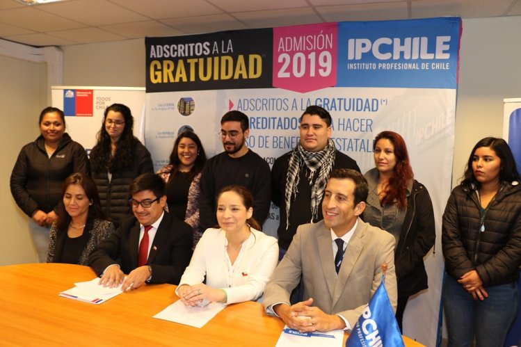 GOBIERNO ANUNCIA LEY QUE AMPLÍA LA GRATUIDAD AL 70% DE ESTUDIANTES MÁS VULNERABLES DE INSTITUTOS PROFESIONALES Y CENTROS DE FORMACIÓN TÉCNICA GOBIERNO ANUNCIA LEY QUE AMPLÍA LA GRATUIDAD AL 70% DE ESTUDIANTES MÁS VULNERABLES DE INSTITUTOS PROFESIONALES Y CENTROS DE FORMACIÓN TÉCNICA