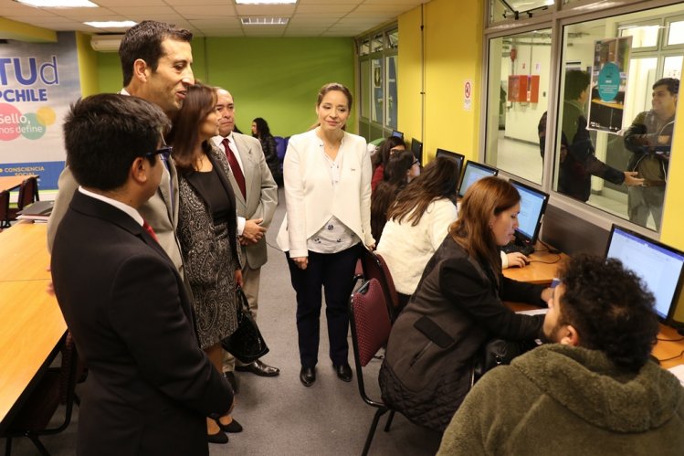 GOBIERNO ANUNCIA LEY QUE AMPLÍA LA GRATUIDAD AL 70% DE ESTUDIANTES MÁS VULNERABLES DE INSTITUTOS PROFESIONALES Y CENTROS DE FORMACIÓN TÉCNICA GOBIERNO ANUNCIA LEY QUE AMPLÍA LA GRATUIDAD AL 70% DE ESTUDIANTES MÁS VULNERABLES DE INSTITUTOS PROFESIONALES Y CENTROS DE FORMACIÓN TÉCNICA