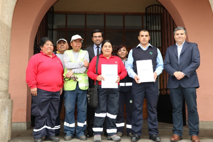 GOBIERNO ENTREGA IMPORTANTE APORTE A TRABAJADORES DEL SERVICIO DE RECOLECCIÓN DE BASURA