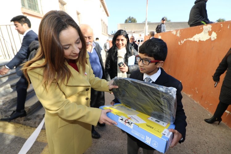 GOBIERNO INICIÓ ENTREGA DE COMPUTADORES A ESTUDIANTES DE EDUCACIÓN PÚBLICA Y PARTICULAR SUBVENCIONADA