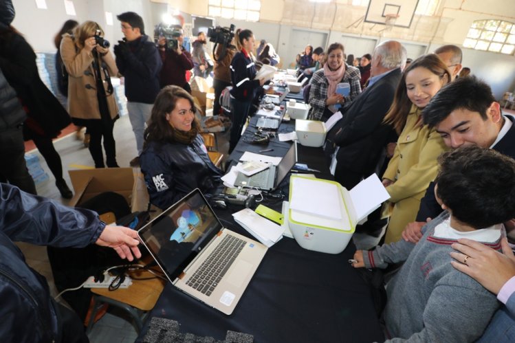 GOBIERNO INICIÓ ENTREGA DE COMPUTADORES A ESTUDIANTES DE EDUCACIÓN PÚBLICA Y PARTICULAR SUBVENCIONADA