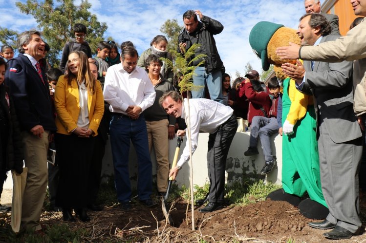 GOBIERNO Y ESTUDIANTES DE COMBARBALÁ CONCIENTIZAN ACERCA DEL CUIDADO DEL MEDIO AMBIENTE