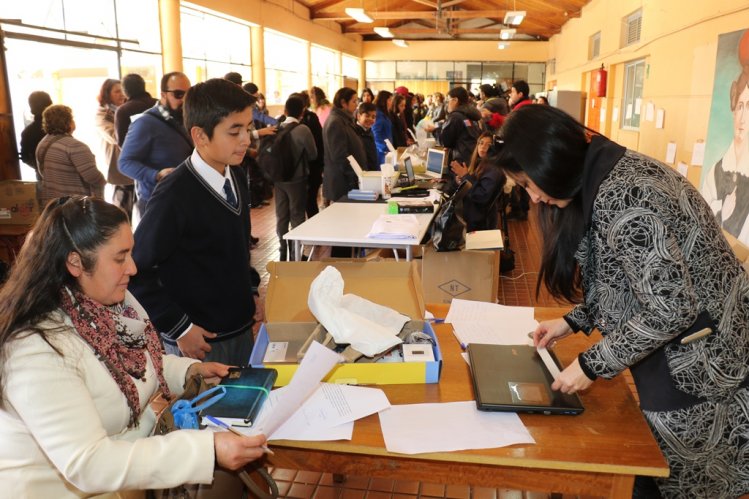 FORTALECEN APRENDIZAJES DE ESTUDIANTES DE SALAMANCA ENTREGANDO COMPUTADORES CON RECURSOS EDUCATIVOS