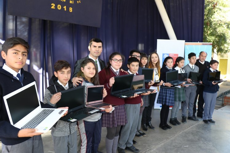 FORTALECEN APRENDIZAJES DE ESTUDIANTES DE SALAMANCA ENTREGANDO COMPUTADORES CON RECURSOS EDUCATIVOS