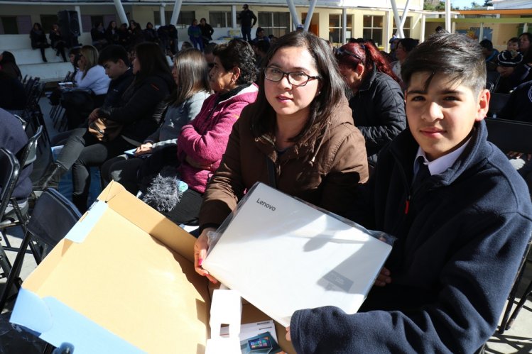 FORTALECEN APRENDIZAJES DE ESTUDIANTES DE SALAMANCA ENTREGANDO COMPUTADORES CON RECURSOS EDUCATIVOS