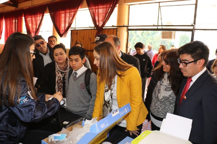 FORTALECEN APRENDIZAJES DE ESTUDIANTES DE SALAMANCA ENTREGANDO COMPUTADORES CON RECURSOS EDUCATIVOS