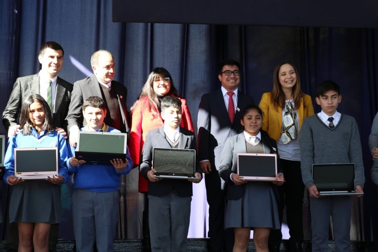 FORTALECEN APRENDIZAJES DE ESTUDIANTES DE SALAMANCA ENTREGANDO COMPUTADORES CON RECURSOS EDUCATIVOS FORTALECEN APRENDIZAJES DE ESTUDIANTES DE SALAMANCA ENTREGANDO COMPUTADORES CON RECURSOS EDUCATIVOS