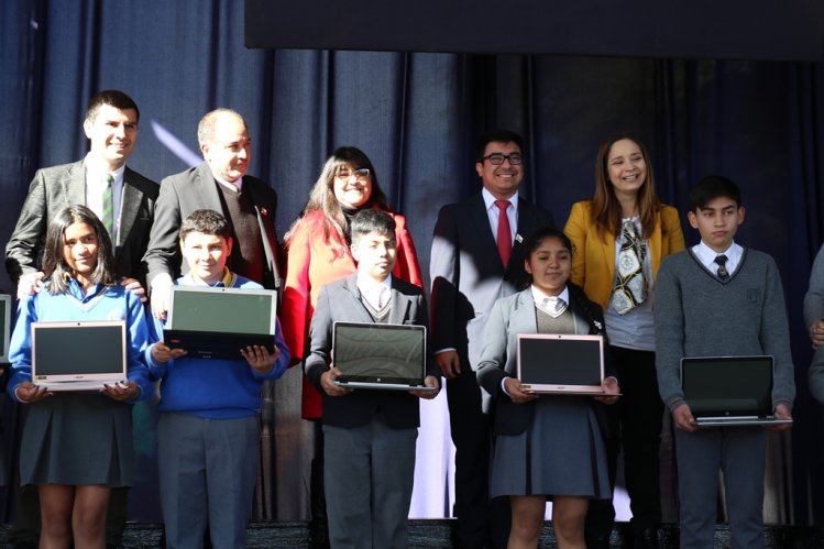 FORTALECEN APRENDIZAJES DE ESTUDIANTES DE SALAMANCA ENTREGANDO COMPUTADORES CON RECURSOS EDUCATIVOS