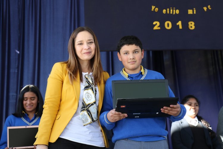 FORTALECEN APRENDIZAJES DE ESTUDIANTES DE SALAMANCA ENTREGANDO COMPUTADORES CON RECURSOS EDUCATIVOS