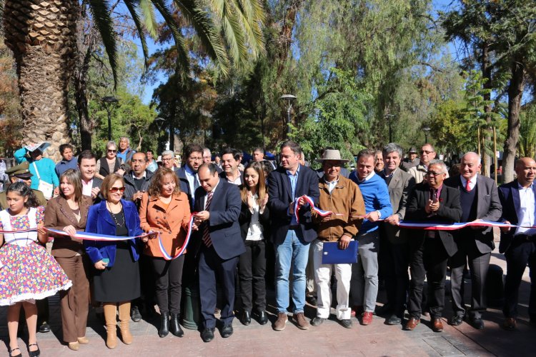 INAUGURAN NUEVA IMAGEN PARA LA PLAZA DE ARMAS EN COMBARBALÁ