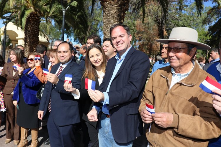 INAUGURAN NUEVA IMAGEN PARA LA PLAZA DE ARMAS EN COMBARBALÁ