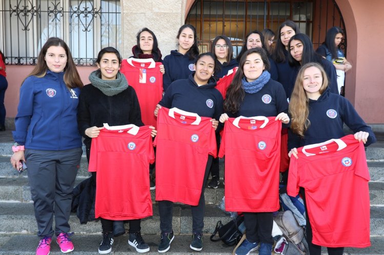 GOBIERNO ENTREGA IMPLEMENTACIÓN DEPORTIVA A CLUBES REGIONALES DE FÚTBOL FEMENINO GOBIERNO ENTREGA IMPLEMENTACIÓN DEPORTIVA A CLUBES REGIONALES DE FÚTBOL FEMENINO