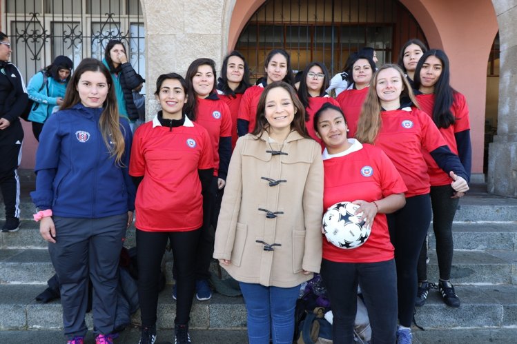 GOBIERNO ENTREGA IMPLEMENTACIÓN DEPORTIVA A CLUBES REGIONALES DE FÚTBOL FEMENINO