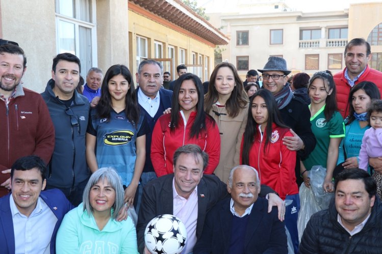 GOBIERNO ENTREGA IMPLEMENTACIÓN DEPORTIVA A CLUBES REGIONALES DE FÚTBOL FEMENINO