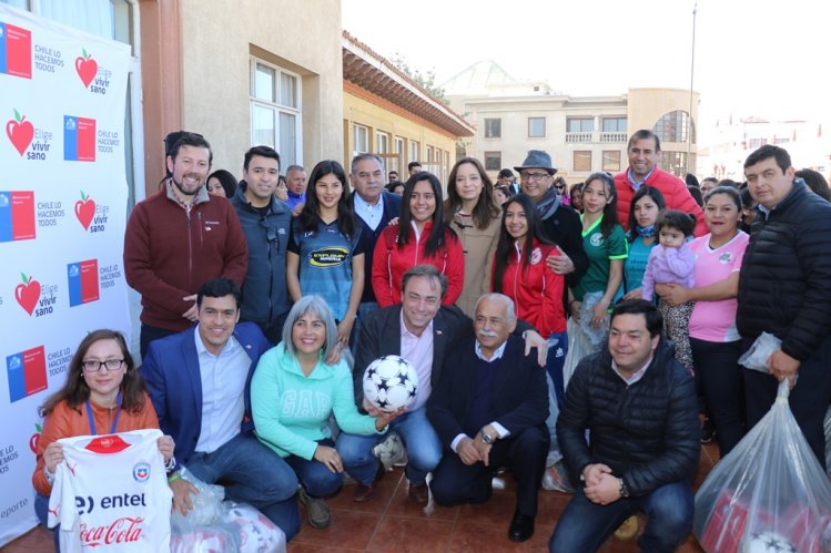 GOBIERNO ENTREGA IMPLEMENTACIÓN DEPORTIVA A CLUBES REGIONALES DE FÚTBOL FEMENINO