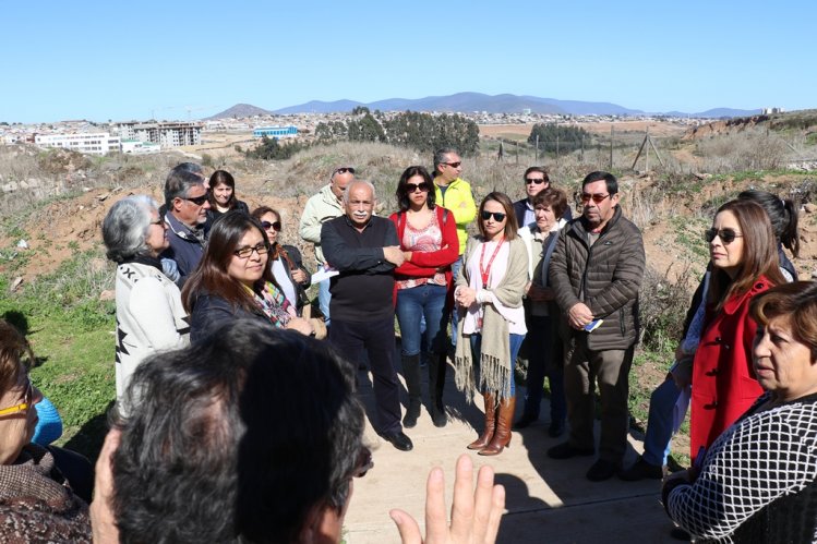INTENDENTA Y ALCALDE DE LA SERENA SE REÚNEN CON VECINOS PARA MEJORAR ENTORNO Y SEGURIDAD EN SECTOR EL MILAGRO INTENDENTA Y ALCALDE DE LA SERENA SE REÚNEN CON VECINOS PARA MEJORAR ENTORNO Y SEGURIDAD EN SECTOR EL MILAGRO