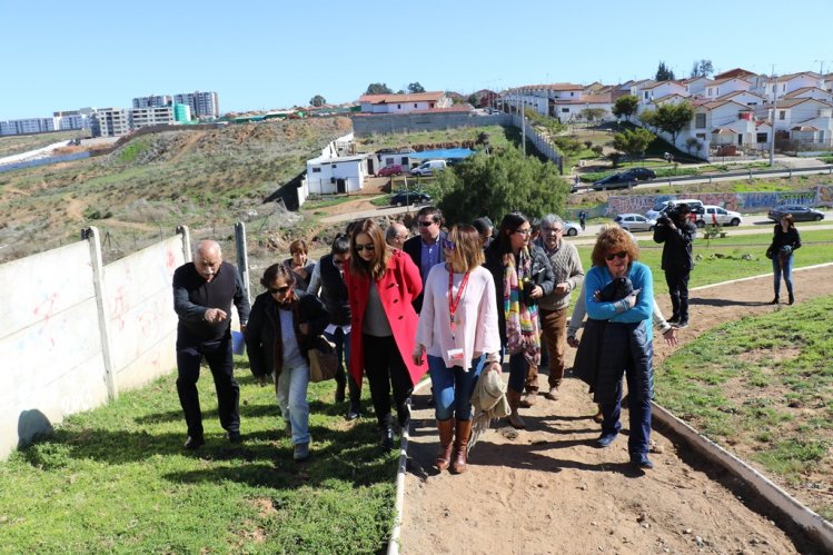 INTENDENTA Y ALCALDE DE LA SERENA SE REÚNEN CON VECINOS PARA MEJORAR ENTORNO Y SEGURIDAD EN SECTOR EL MILAGRO INTENDENTA Y ALCALDE DE LA SERENA SE REÚNEN CON VECINOS PARA MEJORAR ENTORNO Y SEGURIDAD EN SECTOR EL MILAGRO