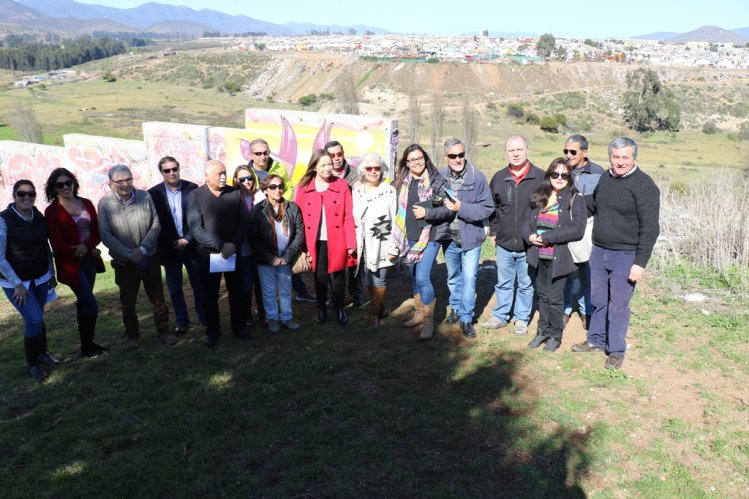 INTENDENTA Y ALCALDE DE LA SERENA SE REÚNEN CON VECINOS PARA MEJORAR ENTORNO Y SEGURIDAD EN SECTOR EL MILAGRO INTENDENTA Y ALCALDE DE LA SERENA SE REÚNEN CON VECINOS PARA MEJORAR ENTORNO Y SEGURIDAD EN SECTOR EL MILAGRO