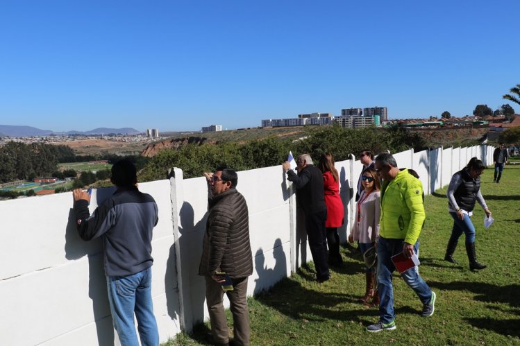 INTENDENTA Y ALCALDE DE LA SERENA SE REÚNEN CON VECINOS PARA MEJORAR ENTORNO Y SEGURIDAD EN SECTOR EL MILAGRO INTENDENTA Y ALCALDE DE LA SERENA SE REÚNEN CON VECINOS PARA MEJORAR ENTORNO Y SEGURIDAD EN SECTOR EL MILAGRO