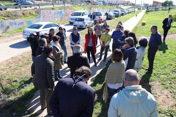 INTENDENTA Y ALCALDE DE LA SERENA SE REÚNEN CON VECINOS PARA MEJORAR ENTORNO Y SEGURIDAD EN SECTOR EL MILAGRO INTENDENTA Y ALCALDE DE LA SERENA SE REÚNEN CON VECINOS PARA MEJORAR ENTORNO Y SEGURIDAD EN SECTOR EL MILAGRO
