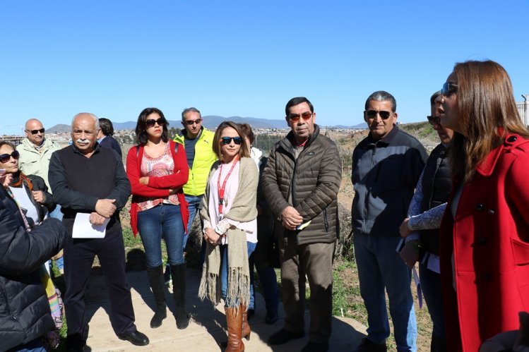 INTENDENTA Y ALCALDE DE LA SERENA SE REÚNEN CON VECINOS PARA MEJORAR ENTORNO Y SEGURIDAD EN SECTOR EL MILAGRO INTENDENTA Y ALCALDE DE LA SERENA SE REÚNEN CON VECINOS PARA MEJORAR ENTORNO Y SEGURIDAD EN SECTOR EL MILAGRO
