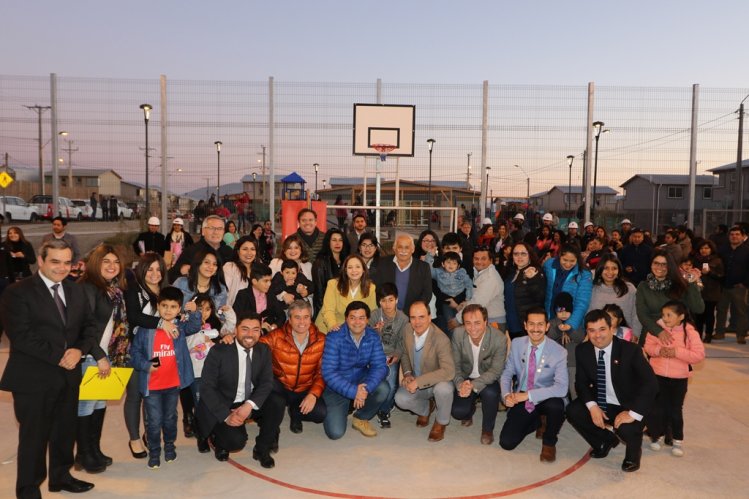 GOBIERNO ENTREGÓ LAS LLAVES DE SUS NUEVAS VIVIENDAS A MÁS DE 140 FAMILIAS DE LA SERENA GOBIERNO ENTREGÓ LAS LLAVES DE SUS NUEVAS VIVIENDAS A MÁS DE 140 FAMILIAS DE LA SERENA