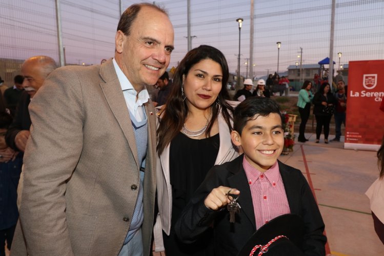 GOBIERNO ENTREGÓ LAS LLAVES DE SUS NUEVAS VIVIENDAS A MÁS DE 140 FAMILIAS DE LA SERENA GOBIERNO ENTREGÓ LAS LLAVES DE SUS NUEVAS VIVIENDAS A MÁS DE 140 FAMILIAS DE LA SERENA