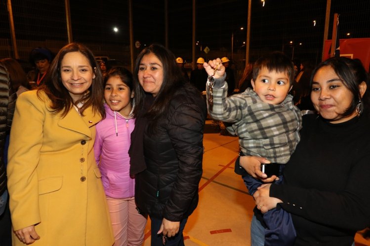 GOBIERNO ENTREGÓ LAS LLAVES DE SUS NUEVAS VIVIENDAS A MÁS DE 140 FAMILIAS DE LA SERENA GOBIERNO ENTREGÓ LAS LLAVES DE SUS NUEVAS VIVIENDAS A MÁS DE 140 FAMILIAS DE LA SERENA