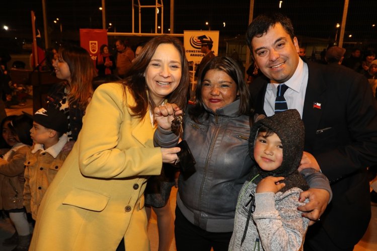 GOBIERNO ENTREGÓ LAS LLAVES DE SUS NUEVAS VIVIENDAS A MÁS DE 140 FAMILIAS DE LA SERENA GOBIERNO ENTREGÓ LAS LLAVES DE SUS NUEVAS VIVIENDAS A MÁS DE 140 FAMILIAS DE LA SERENA